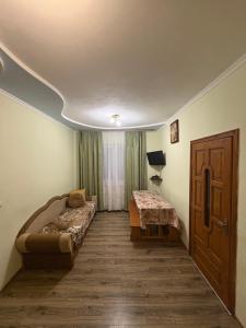 een kamer met twee bedden en een raam bij Karpatski Prostory in Slavske