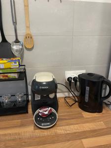 een broodrooster en een koffiezetapparaat op een aanrecht bij Casa Shay Brasov in Braşov