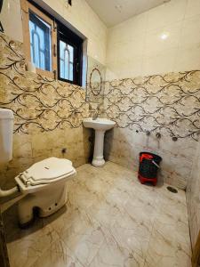 Et badeværelse på HOTEL MERLIN RIVER view