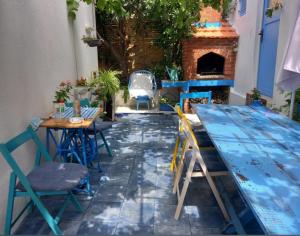 een terras met een tafel, stoelen en een open haard bij Blue Harbour No. 15 in Veli Iž