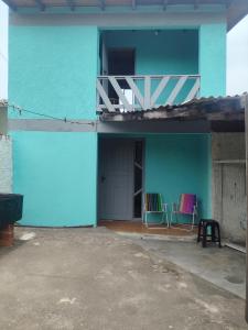 twee stoelen op het balkon van een gebouw bij Studio Apartamento in Capão da Canoa