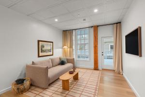 un soggiorno con un divano e un tavolo di The Optimist Guesthouse | 2 a Camden