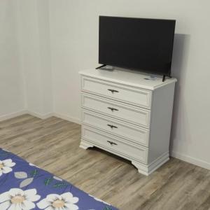 una cassettiera bianca con sopra una televisione di Central apartment Târgu Mureș a Târgu-Mureş