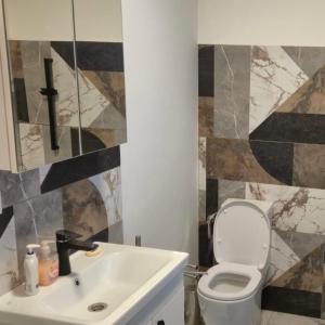 un bagno con un water bianco e un lavandino di Central apartment Târgu Mureș a Târgu-Mureş