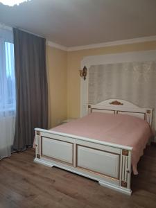 een slaapkamer met een groot bed met roze lakens bij Галичанка Еліт SPA 