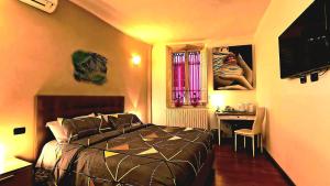 Finca del Sol في لوكّا: غرفة نوم بها سرير ومكتب