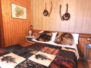 twee katten liggen op een bed in een slaapkamer bij Borda Cucut-HUT4-08181 in La Massana