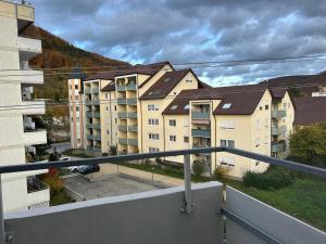 een balkon met uitzicht op een groep gebouwen bij MelsHome Apartment mit 2 Schlafzimmer in Geislingen an der Steige