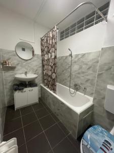 een badkamer met een ligbad en een wastafel bij MelsHome Apartment mit 2 Schlafzimmer in Geislingen an der Steige +16 foto's