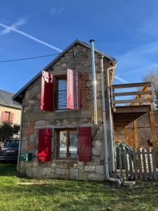 ein kleines Steinhaus mit roten Fensterläden in der Unterkunft Maison typique Auvergne in Montel-de-Gelat + 3 Fotos