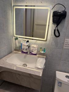 Ένα μπάνιο στο مدن هاوس ودخـول ذاتي +10 φωτογραφίες