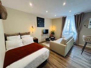 En eller flere senge i et værelse på Le Studio, parking & accès Plage !