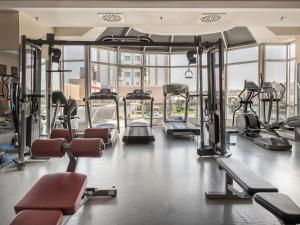 Fitness centrum a/nebo fitness zařízení v ubytování WOW Airport Hotel