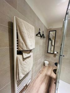 Et badeværelse på Le Studio, parking & accès Plage ! + 15 billeder