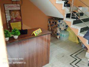 ein Laden mit Theke und Treppe in der Unterkunft Swpnaneer home stay in Shānti Niketan