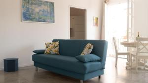 een blauwe bank in een woonkamer bij Aerial House in Palermo +14 foto's