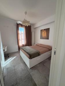 een slaapkamer met een bed en een raam bij Aerial House in Palermo