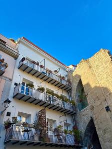 een gebouw met balkons en een stenen muur bij Aerial House in Palermo