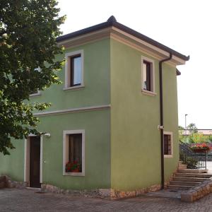 une maison verte avec dans l'établissement Bed and Breakfast Malovec, à Divača