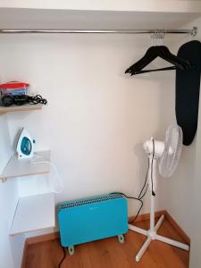 Zimmer mit einem Schreibtisch, einem Ventilator und einem Tisch in der Unterkunft Casagrande in San José de Malpaso