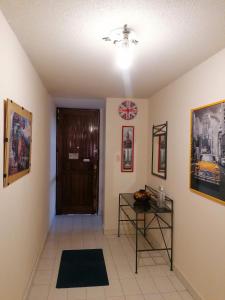 Zimmer mit einem Flur mit einer Tür und einem Tisch in der Unterkunft Casagrande in San José de Malpaso