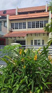 Zahrada ubytování Cozy 2 Private Rooms in Taman Desa with Shared Bathroom