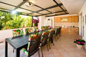 une salle à manger avec une table et des chaises dans l'établissement Villa Zorana hostel, à Hvar
