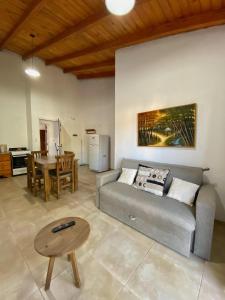 ein Wohnzimmer mit Sofa und Tisch in der Unterkunft ALQUIFE, complejo de departamentos in Capilla del Monte
