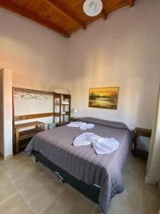 ein Schlafzimmer mit einem Bett in einem Zimmer in der Unterkunft ALQUIFE, complejo de departamentos in Capilla del Monte