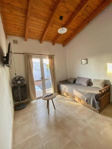 ein Schlafzimmer mit einem Bett und einem Tisch und einem Fenster in der Unterkunft ALQUIFE, complejo de departamentos in Capilla del Monte + 43 Fotos