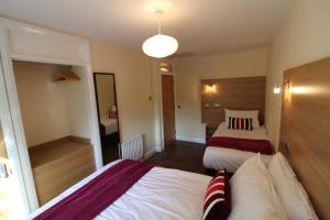 a hotel room with two beds and a mirror at Salisbury Renovated Apartment in Belfast