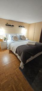 En eller flere senge i et værelse på Blue Mango Surf House Center