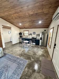 een grote keuken met een tafel en een koelkast bij Willow Oak Cottage in Fort Payne