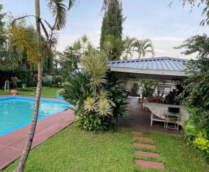 a resort with a swimming pool and a table and chairs at Copperbelt Executive Accommodation Ndola, Zambia in Ndola