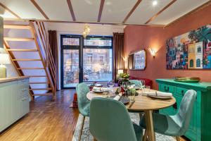 a dining room with a table and chairs at FABEL Apartments am Hbf in Berlin