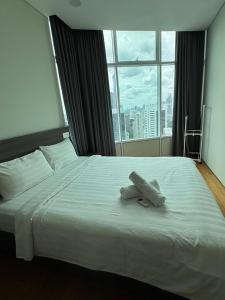 En eller flere senge i et værelse på Sky suites klcc stay Comfortable