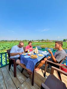 Jídlo v hotelu nebo okolí