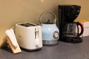 ein Toaster und eine Kaffeemaschine auf einer Theke in der Unterkunft Iria's Cozy House 2 in Sparta