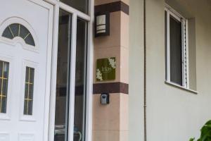 eine Tür mit einem Schild an der Seite eines Gebäudes in der Unterkunft Iria's Cozy House 2 in Sparta