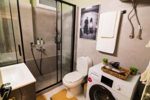 ein Badezimmer mit Dusche, Toilette und Waschbecken in der Unterkunft Iria's Cozy House 2 in Sparta + 11 Fotos