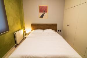 ein großes weißes Bett in einem kleinen Zimmer in der Unterkunft Iria's Cozy House 2 in Sparta