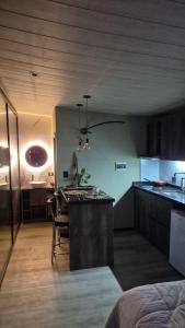 une cuisine et une salle à manger avec une table dans une pièce dans l'établissement Luxury Lodge Costa Blanca, à San Antonio Oeste