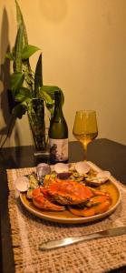 une assiette de nourriture et un verre de vin sur une table dans l'établissement Luxury Lodge Costa Blanca, à San Antonio Oeste