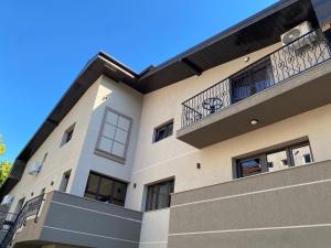 een appartementencomplex met een balkon erboven bij Valivillas Studio in Boekarest