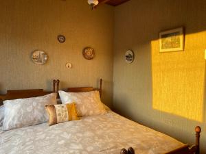 een slaapkamer met een bed met twee kussens en een raam bij Terraza CasaOcho in Viña del Mar