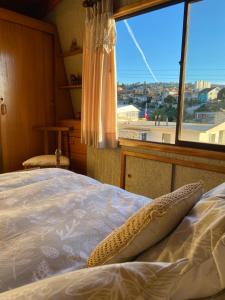 een slaapkamer met een bed en een groot raam bij Terraza CasaOcho in Viña del Mar +51 foto's