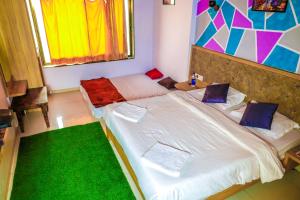 Giường trong phòng chung tại the green palm