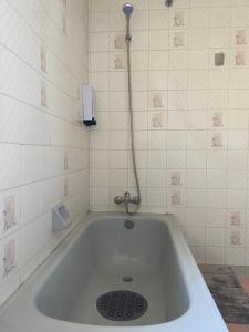 un bagno con vasca e telefono appeso alla parete di Terraza CasaOcho a Viña del Mar