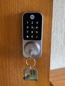 een sleutelhanger is bevestigd aan een afstandsbediening bij Terraza CasaOcho in Viña del Mar