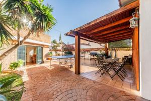 En terrasse eller udendørsområde på VB Aurora Andalusian Villa